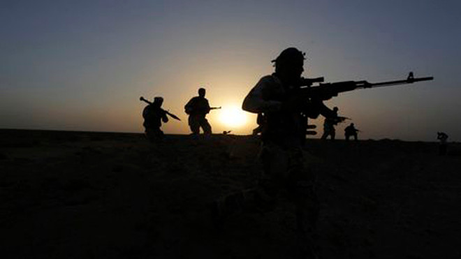 Các chiến binh tình nguyện người Shi'ite đang tuần tra. Ảnh: Reuters