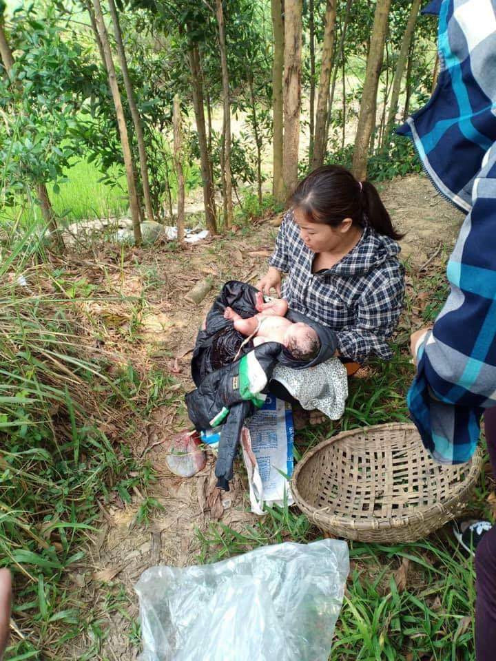 Trẻ sơ sinh được người dân phát hiện trên cánh đồng