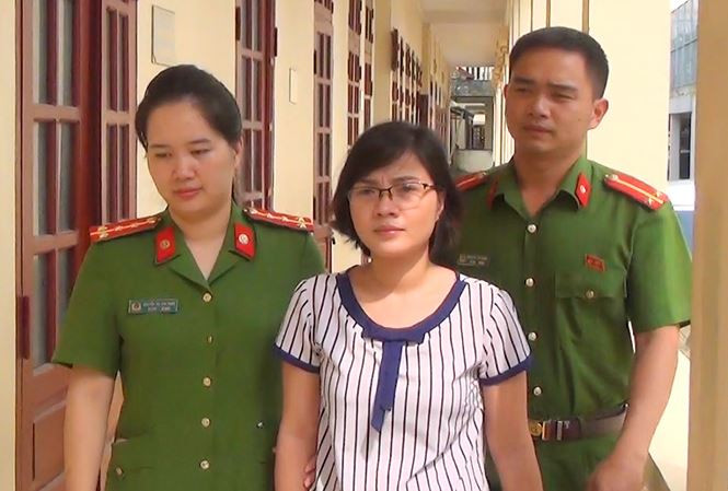 Ngô Thị Loan tại thời điểm thi hành lệnh bắt tạm giam 4 tháng, hồi tháng 9/2018. Ảnh: Công an Thanh Hóa cung cấp