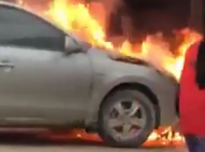 Ô tô phát cháy trong nhà