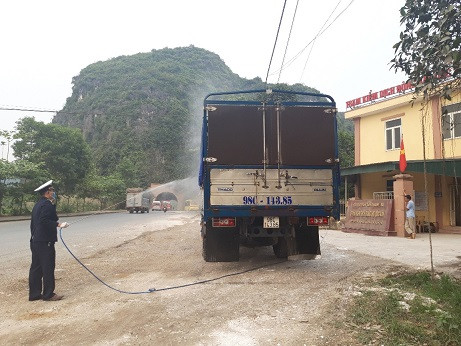 Cán bộ Trạm kiểm dịch động vật Dốc Xây - Thanh Hóa làm nhiệm vụ