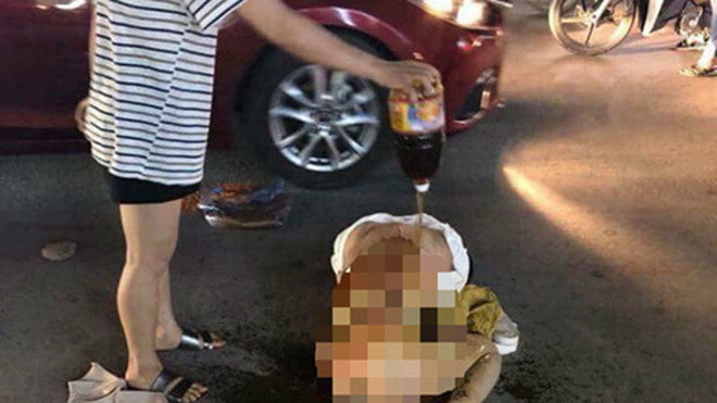 Hình ảnh nạn nhân bị lột đồ, đổ nước mắm và ớt bột giữa phố