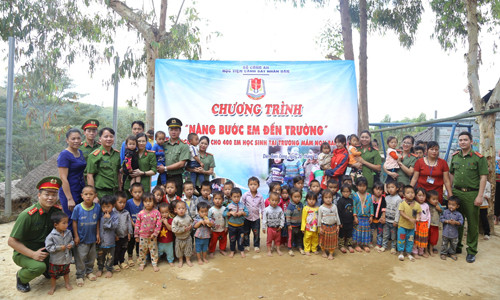 Học viện CSND chung sức 'Nâng bước em đến trường'