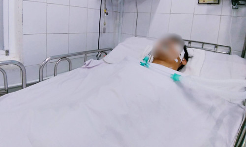 Nạn nhân Đ. bị thương nặng đang nằm cấp cứu trong bệnh viện