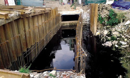 Một đoạn công trình vẫn còn đang trong quá trình thi công dang dở. Ảnh: Ngọc Tuấn