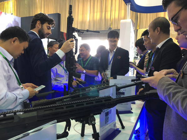 Súng bắn tỉa Victrix Pugio, Gladius và Corvus được trưng bày tại gian hàng của Beretta. Ảnh: Thái An