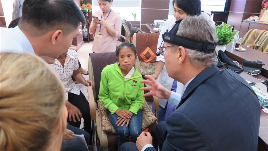 Đoàn bác sĩ người Anh thăm khám cho các bệnh nhân. Ảnh: BTC