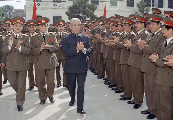 Tổng Bí thư Đỗ Mười thăm Học viện Quốc phòng. (Ảnh: Xuân Lâm/TTXVN)