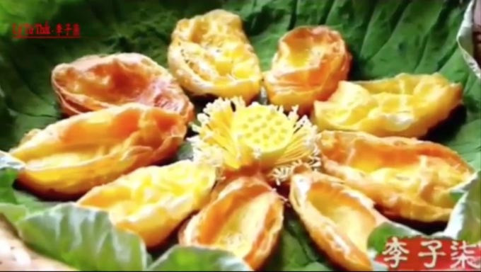 Món cánh hoa sen chiên giòn khác lạ của mỹ nữ Trung Quốc