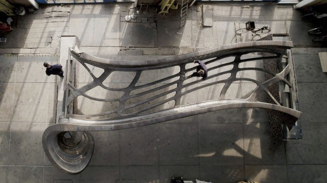 Cây cầu được làm bằng thép, dài hơn 12 mét