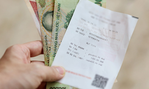 Nhiều nhân viên từ các doanh nghiệp rất quan tâm đến mức phí phải trả khi rút tiền ATM