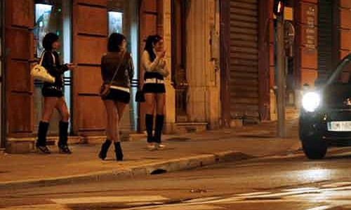 Có những con phố nổi tiếng vì có nhiều nữ sinh đứng đường (ảnh minh họa)