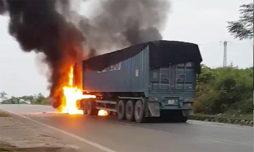 Hiện trường cháy xe.