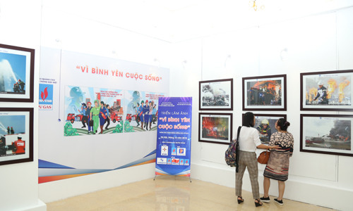 Khai mạc triển lãm ảnh về phòng cháy, chữa cháy và cứu nạn, cứu hộ