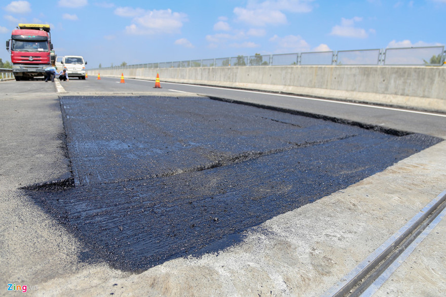 Cao tốc 34.500 tỷ đồng hư hỏng, nhiều ổ gà vừa được khắc phục. Ảnh: Quảng Đà.