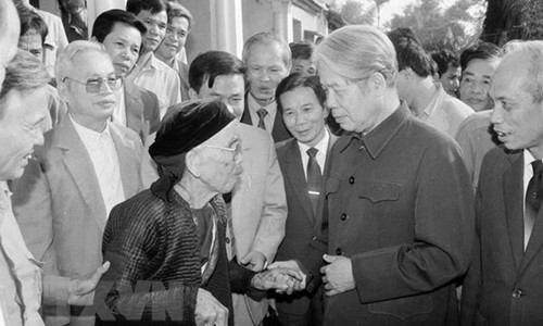 Tổng Bí thư Đỗ Mười nói chuyện thân mật với nhân dân xã Lê Lợi, huyện Thường Tín (Hà Tây cũ), ngày 1/11/1992. (Ảnh: Xuân Lâm/TTXVN)