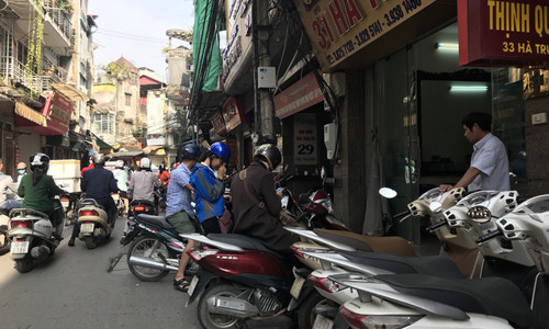 Trên phố Hà Trung, việc mua bán vẫn diễn ra rất sôi động