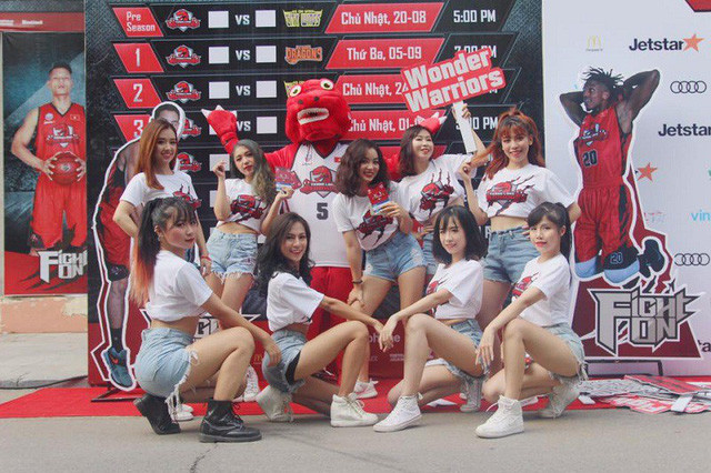 Nữ nhóm trưởng 9X tài năng, xinh đẹp, yêu thích cổ động bóng rổ