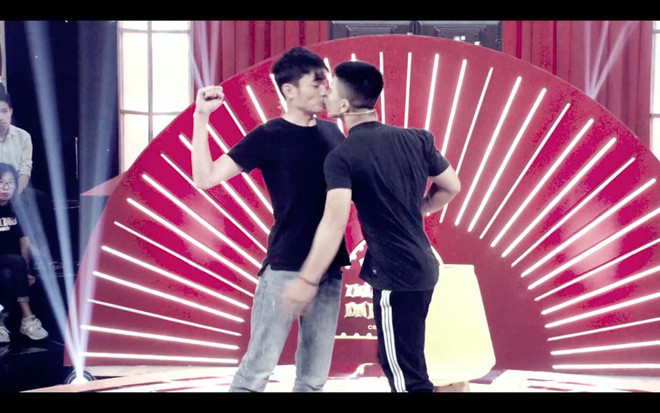 Hai chàng trai 'khóa môi' ở Thách thức danh hài, giành 100 triệu đồng