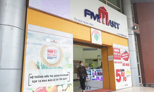 Các siêu thị Fivimart đã gỡ logo AEON (phía trên, bên trái) để chuẩn bị thay đổi theo nhận diện thương hiệu Vinmart. Ảnh: Minh Sơn.