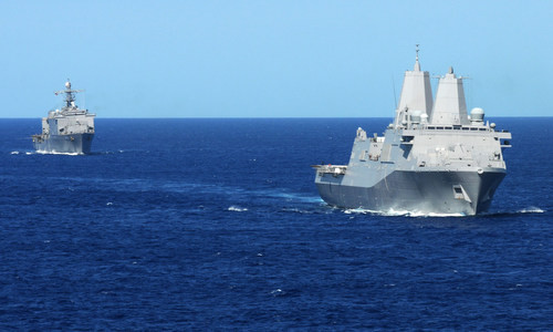 USS Gunston Hall (sau) và USS New York trong một chuyến tuần tra năm 2012. Ảnh: US Navy.