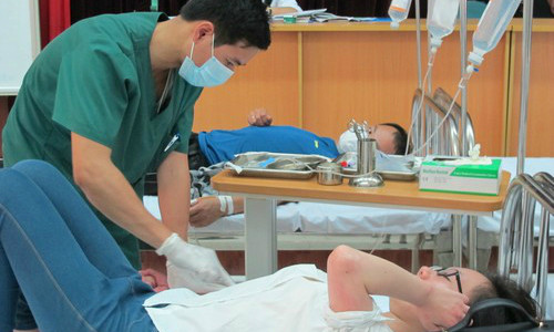 Bệnh nhân trước khi truyền đường cần xét nghiệm máu và được bác sĩ theo sõi sát. Ảnh: N.Phương