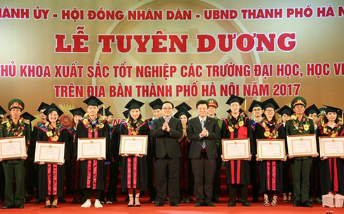 Lễ tuyên dương thủ khoa tốt nghiệp xuất sắc năm 2017(ảnh minh hoạ).