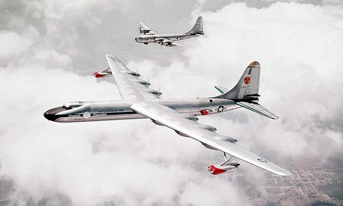 Chiếc NB-36 (trước) trang bị lò phản ứng hạt nhân cùng máy bay hộ tống B-50. Ảnh: USAF.