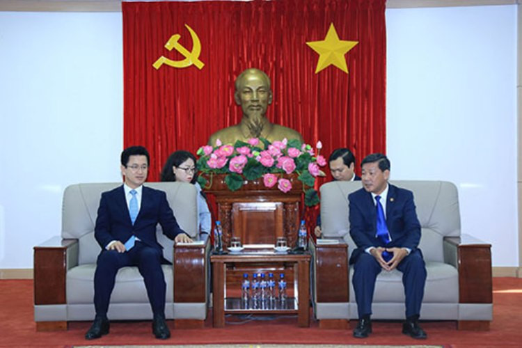 Ông Her Tae Jeong, Thị trưởng TP.Deajeon (Hàn Quốc), Chủ tịch Hiệp hội Đô thị Khoa học Thế giới (WTA) và lãnh đạo tỉnh Bình Dương