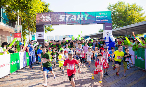 Gần 800 nhân viên ngân hàng phủ xanh đường chạy thủ đô