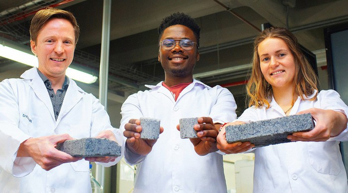 Tiến sĩ Dyllon Randall (bên trái) cùng các sinh viên tham gia dự án nghiên cứu. Ảnh: RT