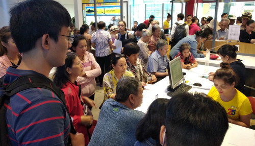 Khách hàng đổ xô đến điểm giao dịch của nhà mạng để chụp ảnh chân dung thuê bao hồi tháng 4/2018. Ảnh: Anh Tú.