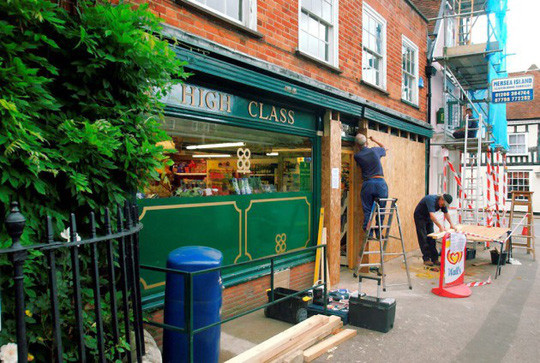 Các nhà khảo cổ khai quật "kho báu trung cổ" mà băng trộm đã vô tình mở lối vào - ảnh: LIVE SCIENC