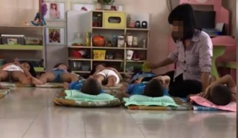 Sự việc nữ giáo viên mầm non tại TP HCM có hành vi đánh trẻ bị xử lý tháng 4/2018. Ảnh cắt từ clip.