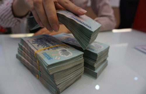 Giao dịch tại một ngân hàng cổ phần ở TP HCM. Ảnh: Anh Tú