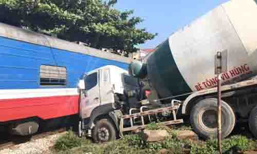 Hiện trường xe bồn húc tàu hỏa khi đi qua đường ngang ở Bắc Giang.