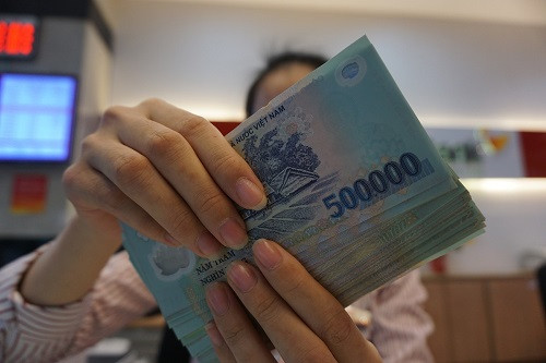 Giao dịch tại quầy một ngân hàng thương mại. Ảnh: Anh Tú