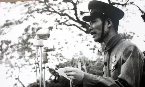 Bí thư Thành ủy, Chủ tịch Ủy ban Quân chính Thành phố Hải Phòng - Đỗ Mười đọc thư của Chủ tịch Hồ Chí Minh gửi đồng bào Hải Phòng trong buổi lễ Quân đội nhân dân Việt Nam vào tiếp quản thành phố ngày 14/5/1955. Ảnh tư liệu.