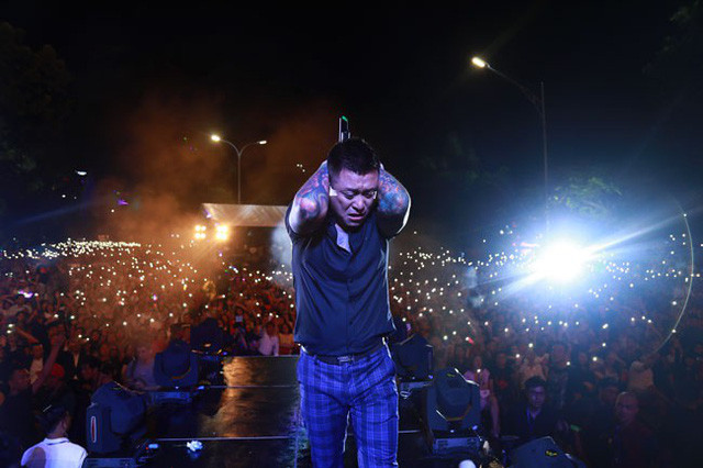 Tuấn Hưng quỳ sụp bật khóc và khuyên khán giả không đánh nhau