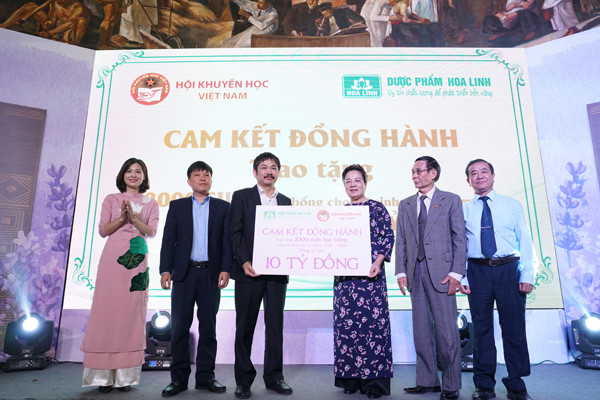 Công ty Dược phẩm Hoa Linh cam kết, trong 10 năm tới, chương trình học bổng Dạ hương dự kiến sẽ trao 2.000 suất học bổng cho các nữ sinh, với tổng trị giá 10 tỷ đồng.