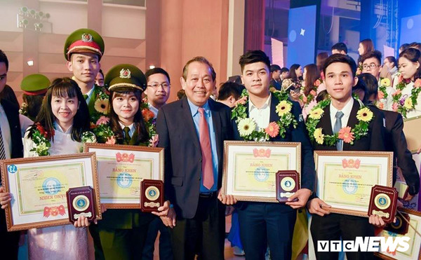 Thủ khoa Đào Tuấn Anh (thứ 2 từ phải sang) chụp ảnh lưu niệm cùng Phó Thủ tướng Trương Hòa Bình trong lễ trao thưởng "Sinh viên 5 tốt" cấp Trung ương. 
