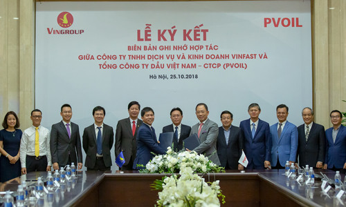 Vinfast và PV Oil hợp tác triển khai trạm sạc và thuê PIN cho xe điện 