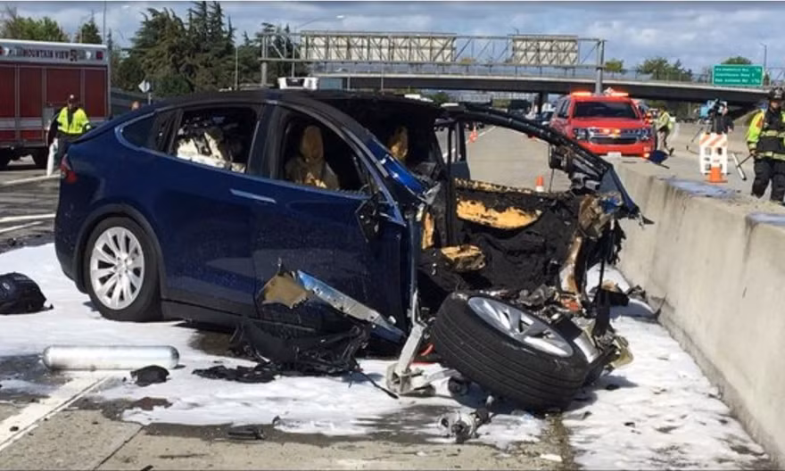 Tài xế Tesla Model X tử vong khi sử dụng chế độ lái tự động
