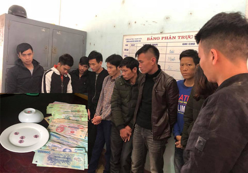Bắt quả tang 12 đối tượng đánh bạc