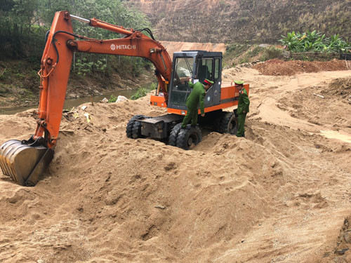 Lập biên bản 5 đối tượng khai thác cát trái phép