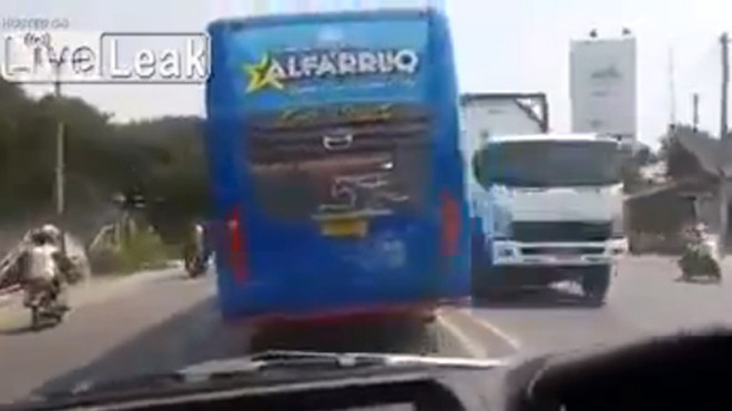 Thót tim xem xe buýt lạng lách giữa phố