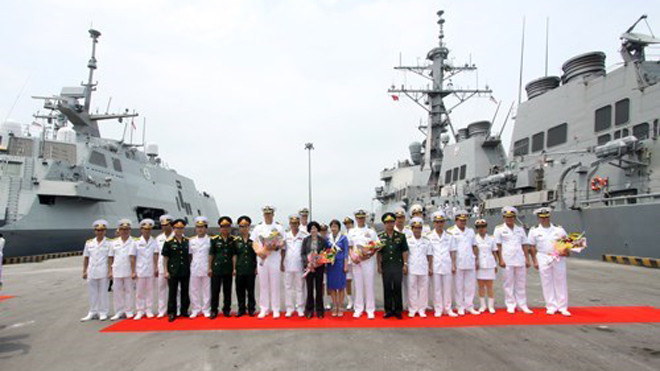 Tàu khu trục tên lửa dẫn đường USS Fitzgerald (DDG 62) và tàu tác chiến gần bờ USS Fort Worth (LCS 3) của Hải quân Mỹ đến thăm Đà Nẵng vào tháng 4/2015. Ảnh: Thanh Niên
