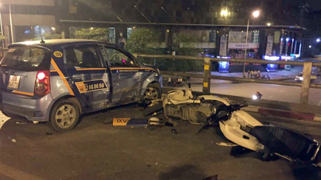 Vụ tai nạn liên hoàn trên cầu vượt Chùa Bộc - Thái Hà khiến 6 người bị thương, một người tử vong.