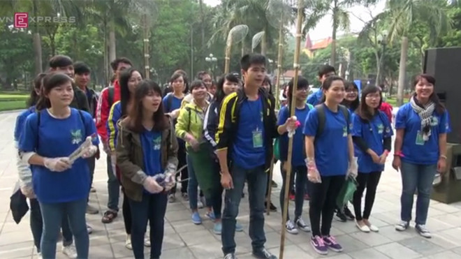 Hàng trăm bạn trẻ dọn rác ở Hồ Tây