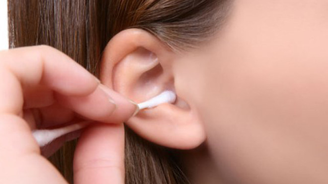 Mẹo đẩy nước khỏi tai khi tắm hoặc bơi